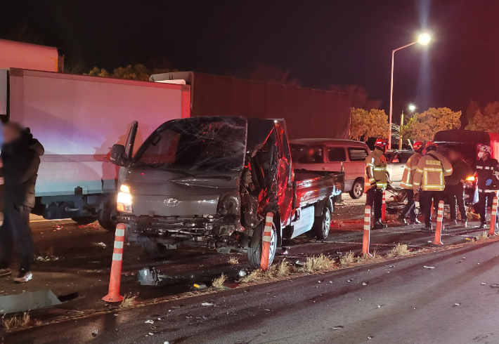 7일 오전 6시쯤 부산 사상구 강변대로에서 화물차량이 차량 5대를 잇달아 들이받는 사고가 발생했다. 부산경찰청 제공