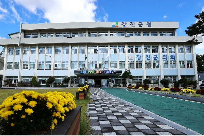 전남 강진군청 전경. 강진군 제공