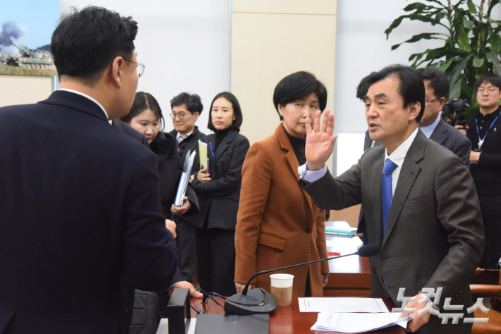 7일 서울 여의도 국회에서 열린 윤석열정부의비상계엄선포를통한내란혐의진상규명국정조사특별위원회 제2차 전체회의에서 안규백 위원장(오른쪽)과 국민의힘 김성원 간사가 대화를 하고 있다. 윤창원 기자