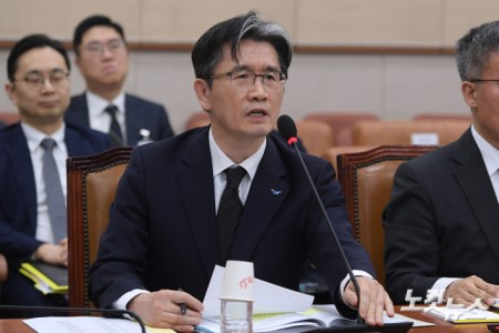 오동운 고위공직자범죄수사처장이 7일 서울 여의도 국회에서 열린 법제사법위원회 전체회의 현안질의에 출석해 의원 질의에 답변을 하고 있다.