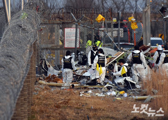 무안 제주항공 참사가 발생한 지난달 29일 무안국제공항 사고현장에서 소방대원들이 수습작업을 하고 있다. 무안(전남)=황진환 기자