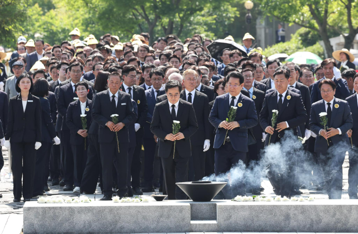 지난해 5월 김동연 지사가 고 노무현 전 대통령을 추모하고 있는 모습. 김 지사 페이스북 캡처