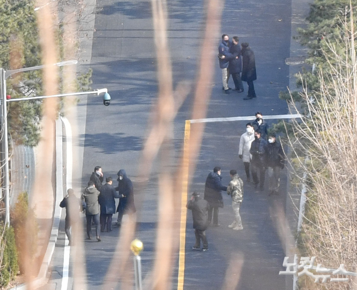 윤석열 대통령 체포영장 집행에 나선 공수처가 대통령 경호처와 계속되는 대치 끝에 집행을 중지하고 철수한 가운데 3일 서울 한남동 대통령 관저에서 경호처 직원들이 서로 격려하고 있다. 류영주 기자