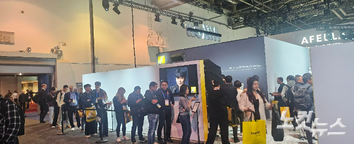 CES2025 일본 니콘(Nikon) 전시관에 입장하기 위해 관람객들이 줄을 서서 기다리고 있다. 김수영 기자 