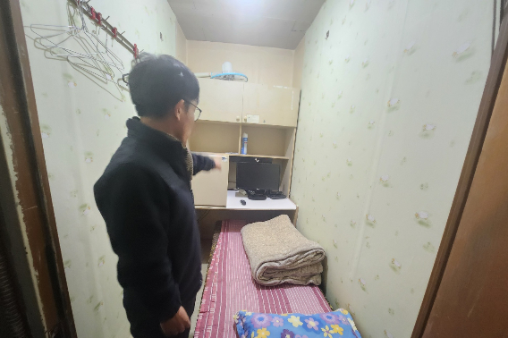 부산시 정태기 사회복지국장이 쪽방을 살펴보고 있다. 부산시 제공