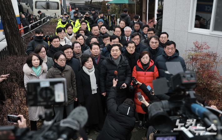 김기현 국민의힘 의원을 비롯한 소속 의원들이 6일 서울 용산구 대통령 관저 앞에 모인 취재진에게 입장을 밝히고 있다. 황진환 기자