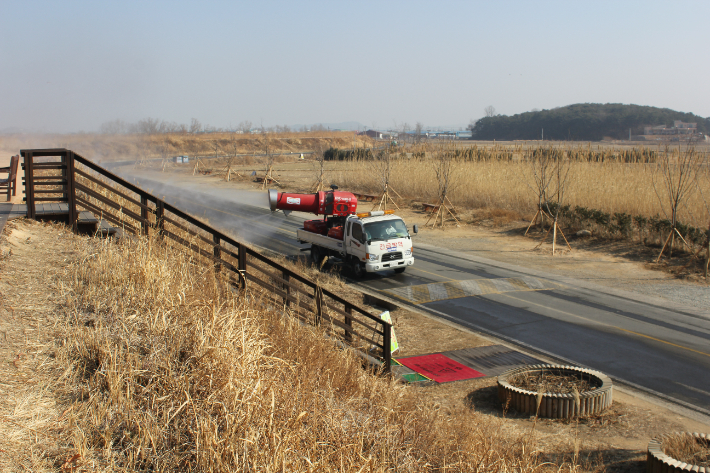 창원 주남저수지 소독. 경남도청 제공 