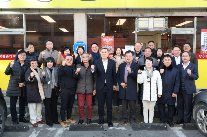 포항시는 지난해 연말 지역 내 소상공인 관련 단체 및 전통시장 상인회, 금융기관 관계자 등과 죽도시장 내 식당에서 지역 경제 활성화를 위한 간담회를 가졌다. 포항시 제공