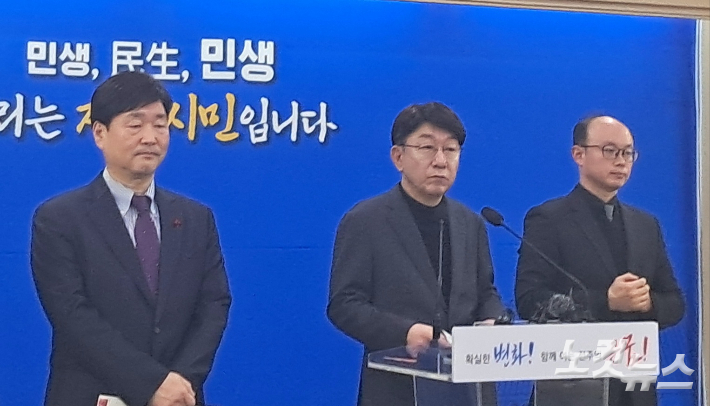 우범기 전주시장이 8일 신년 기자회견에서 올해 주요 사업을 밝히고 있다. 최명국 기자