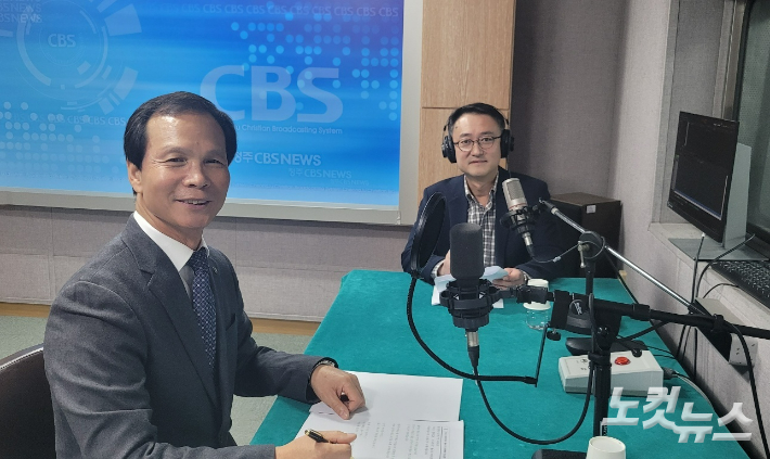 왼쪽부터 조병옥 음성군수, 김종현 앵커. 충북CBS