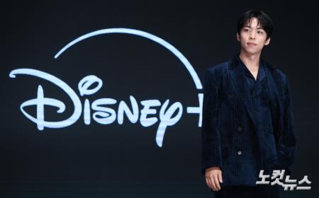 포즈 취하는 주종혁