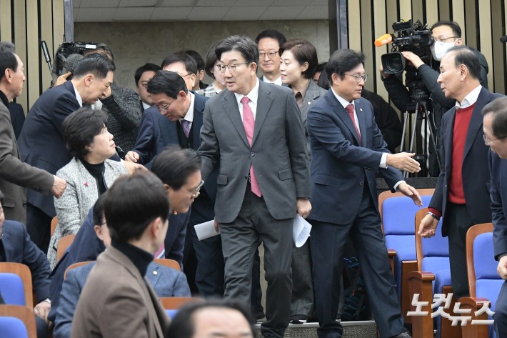 의원들과 인사하는 권성동 원내대표