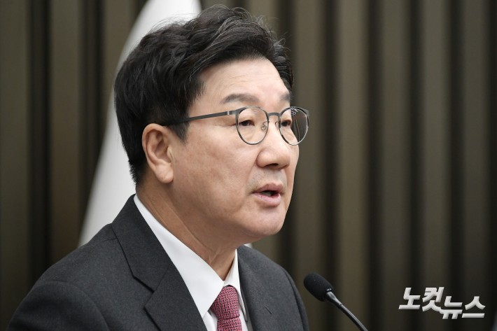 발언하는 권성동 원내대표