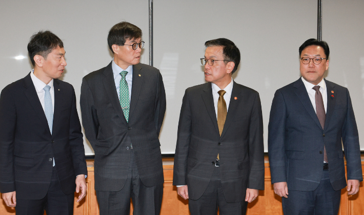 이복현(왼쪽부터) 금감원장, 이창용 한국은행 총재, 최상목 권한대행 , 김병환 금융위원장이 지난 12월 19일 서울 중구 은행회관에서 열린 거시경제금융회의에서 대화하고 있다. 연합뉴스