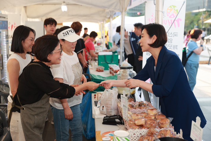 '동행축제 전통시장 판매전' 둘러보는 오영주 중소벤처기업부 장관. 연합뉴스