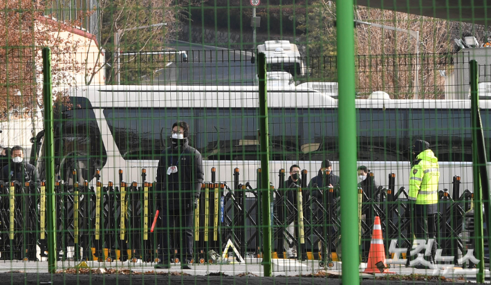 법원이 윤석열 대통령에 대해 고위공직자범죄수사처가 재청구한 내란수괴 혐의 체포영장을 재발부해 유효기간을 연장한 가운데 8일 오전 서울 용산구 한남동 대통령 관저 정문에 차벽이 설치돼 있다. 황진환 기자