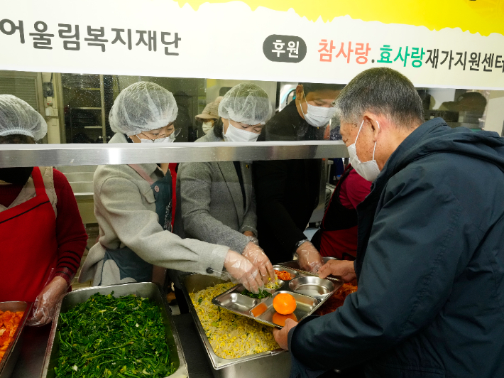 광주광역시의회 환경복지위원회는 새해를 맞아 8일 광주시립 장애인종합복지관을 방문해 장애인 600여 명을 대상으로 떡국 배식 봉사활동을 펼쳤다. 광주시의회 제공 