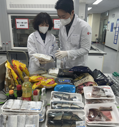 광주광역시 보건환경연구원이 설 명절을 앞두고 설 성수 식품에 대한 안전성 검사를 실시하고 있다. 광주시 제공