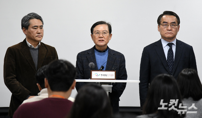 윤석열 대통령 측 윤갑근 변호사가 8일 서울 서초구 한국컨퍼런스센터에서 열린 기자간담회에서 발언하고 있다. 박종민 기자