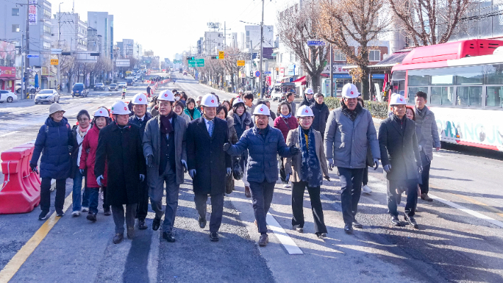 강기정 광주광역시장이 동구 산수오거리 인근에서 도시철도2호선 1단계 구간 도로 개방 관련 시민 보고를 진행했다. 광주시 제공