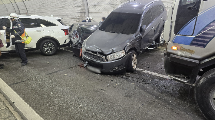 8일 부산 수영터널 상행선(망미방향) 진입부에서 5중 추돌사고가 발생했다. 부산경찰청 제공 