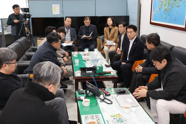 전라남도의회 김태균 의장은  8일 도의회 출입기자들과의 간담회를 갖고 "국정 혼란을 야기한 12.3 비상계엄부터 제주항공 여객기 사고까지 많은 일들이 발생해 도민들의 위로와 치유가 필요하다"고 밝혔다. 전남도의회 제공