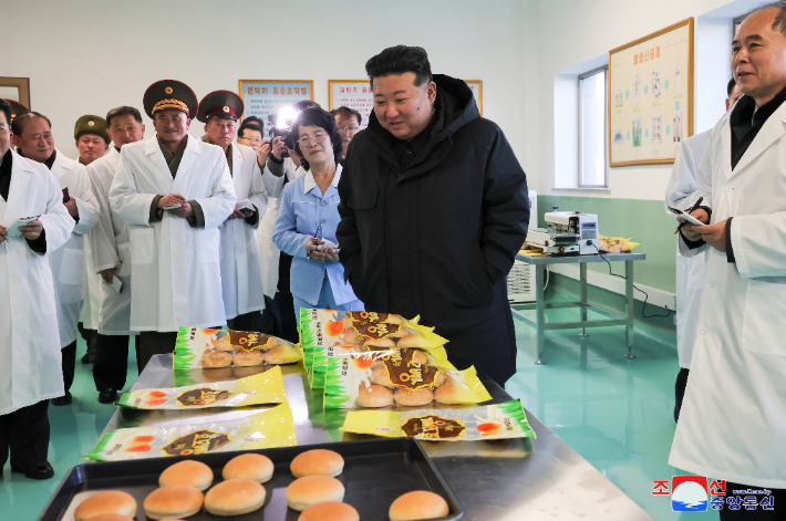 김정은 북한 국무위원장이 참석한 가운데 지난 7일 '지방발전 20×10 정책'의 일환으로 세워진 황해남도 재령군 지방공업공장 준공식이 진행되었다고 조선중앙통신이 8일 보도했다. 연합뉴스