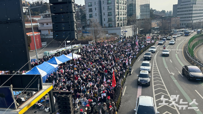 8일 서울 용산구 한남동 관저 앞에서 윤 대통령의 지지자들이 체포 저지를 위한 집회에 참석하고 있다. 박인 기자