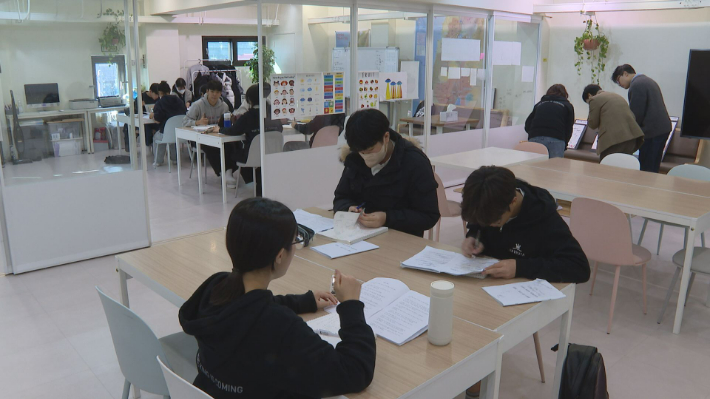 하브루타비저너리스쿨에서 공부하고 있는 학생들