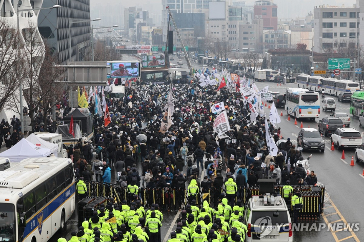 (서울=연합뉴스) 임화영 기자 = 윤석열 대통령에 대한 고위공직자범죄수사처(공수처)의 체포영장 유효기간 만료를 하루 앞둔 5일 서울 용산구 대통령 관저 인근에서 민주노총 등 진보단체가 대통령 체포 및 탄핵 찬성 집회를 하고 있다. 2025.1.5 hwayoung7@yna.co.kr 연합뉴스