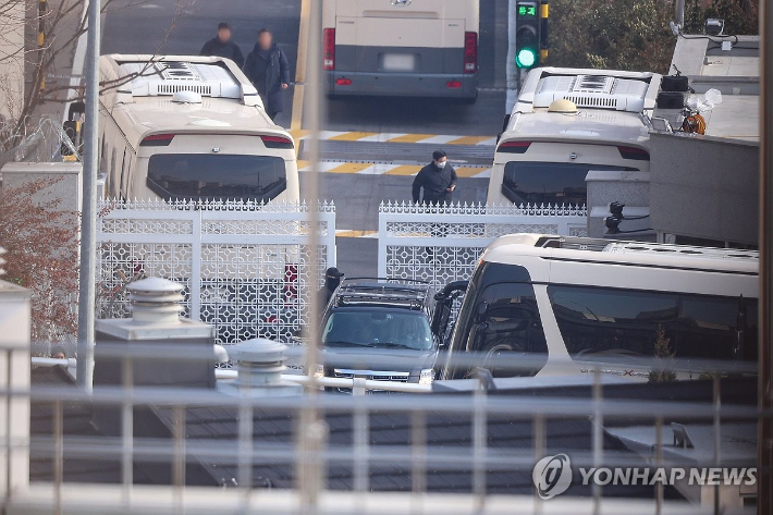 (서울=연합뉴스) 서대연 기자 = 고위공직자범죄수사처가 윤석열 대통령에 대한 체포영장을 다시 발부받은 다음 날인 8일 오전 서울 용산구 한남동 대통령 관저 출입구로 차량 한대가 나가고 있다. 2025.1.8 dwise@yna.co.kr 연합뉴스