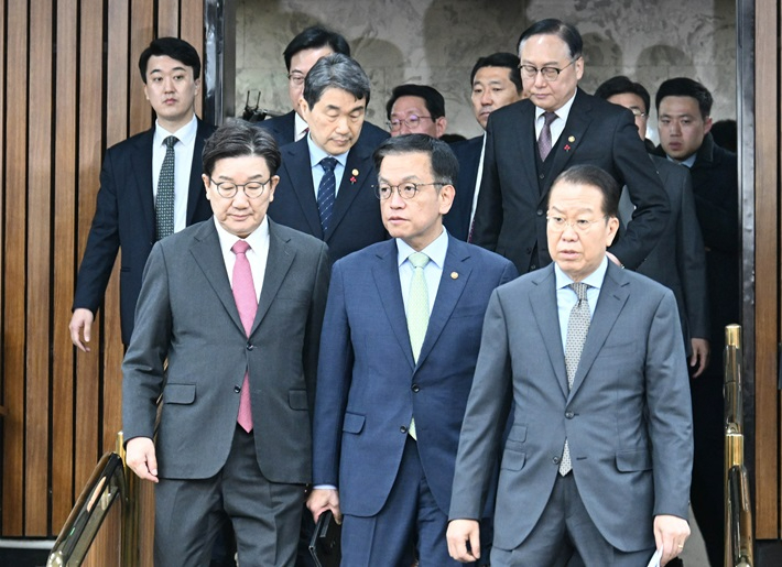  1월 8일 서울 여의도 국회에서 열린 '비상 경제 안정을 위한 고위당정협의회'에 참석자들이 입장하고 있다. 기획재정부 제공