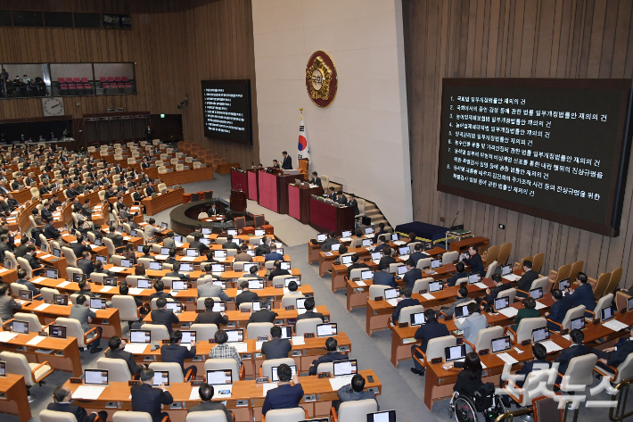 8일 서울 여의도 국회에서 열린 제420회국회(임시회) 제4차 본회의에서  '내란·김건희 여사 특검법',  양곡관리법 개정안 등 재의 요구된 8개의 법안이 상정되고 있다. 윤창원 기자