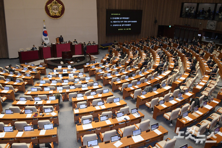 8일 서울 여의도 국회에서 열린 제420회국회(임시회) 제4차 본회의에서  '내란·김건희 여사 특검법', 등 재의 요구된 8개의 법안이 부결되자 더불어민주당 의원들이 퇴장해 빈자리가 보이고 있다. 윤창원 기자