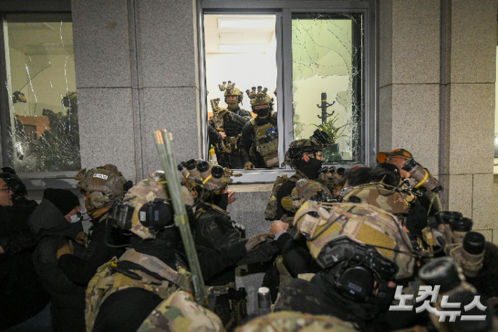 윤석열 대통령이 비상계엄을 선포한 지난달 4일 새벽 계엄군이 서울 여의도 국회 경내로 진입하고 있다. 박종민 기자