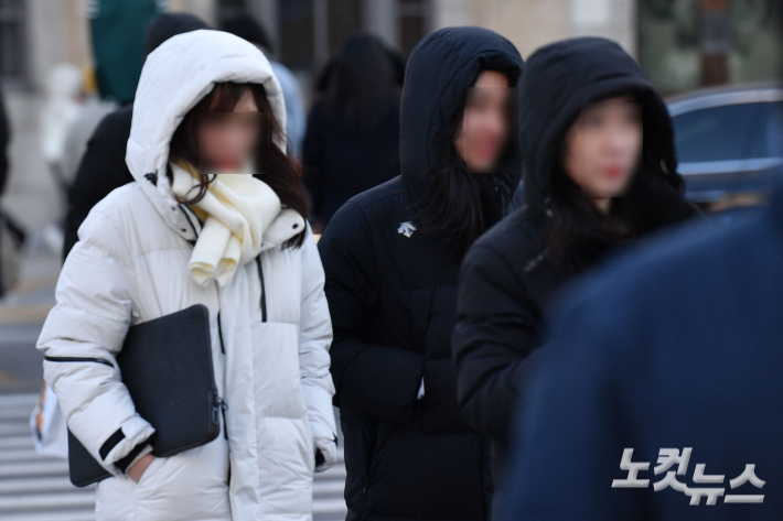 강추위가 찾아온 아침 두꺼운 옷차림의 시민들이 출근길 발걸음을 재촉하고 있다. 류영주 기자