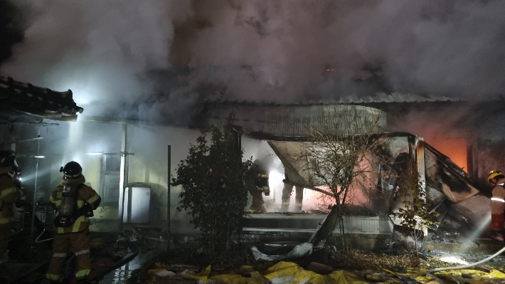 출동한 소방관들이 경주 서면 단독주택 화재를 진화하고 있다. 경북소방본부 제공