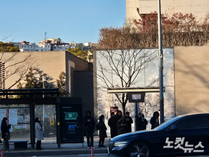 서울을 비롯한 수도권 전역에 올 겨울 첫 한파주의보가 발효된 9일 오전, 서울 용산구 한남동의 한 버스정류장에서 시민들이 두꺼운 외투를 입고도 몸을 잔뜩 움츠린 채 버스를 기다리고 있다. 박희영 기자