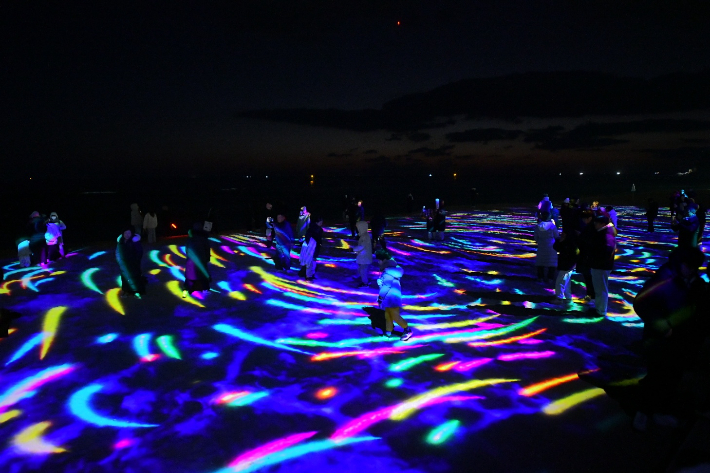 속초해수욕장 모래사장을 활용한 전국 최초, 최대규모의 미디어아트 '빛의 바다, Sokcho(속초)'. 속초시 제공