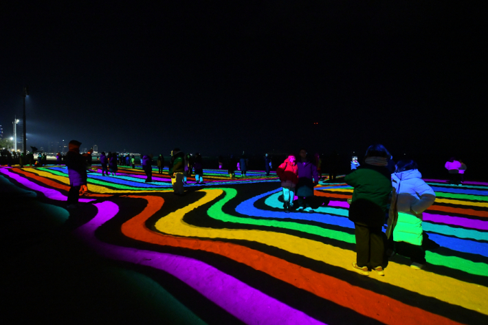 속초해수욕장 모래사장을 활용한 전국 최초, 최대규모의 미디어아트 '빛의 바다, Sokcho(속초)'. 속초시 제공