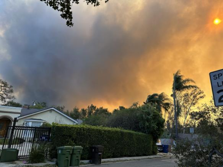 산불 위협을 받고 있는 LA 주택가. 연합뉴스