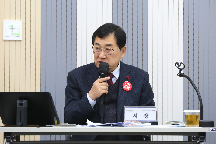 주낙영 경주시장이 새해 첫 읍면동장회의를 주재하고 있다. 경주시 제공