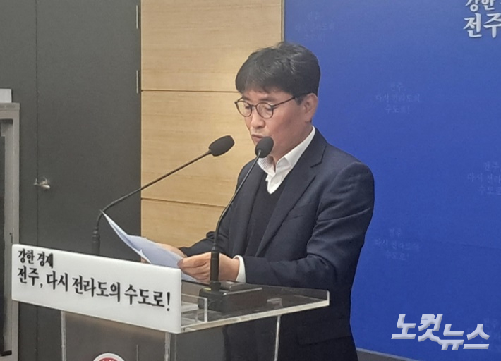 전주시 최현창 도서관본부장이 9일 새해 사업 계획을 설명하고 있다. 최명국 기자