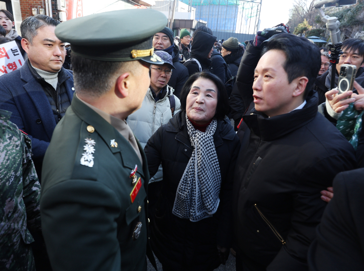 해병대 채모 상병 순직 사건 관련 항명 및 상관명예훼손 혐의로 기소된 박정훈 전 해병대 수사단장(대령)이 9일 오전 서울 용산구 국방부 군사법원에서 열린 1심에서 무죄를 선고받은 뒤 어머니 김봉순씨(가운데)와 대화를 나누고 있다. 연합뉴스