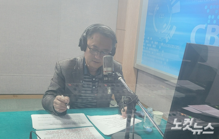 김창규 제천시장을 전화연결해 인터뷰 중인 김종현 앵커. 충북CBS