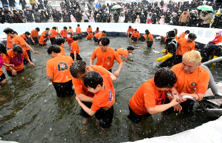  화천군 산천어 축제가 오는 11일부터  2월2일까지 화천천과 화천읍 전역에서 열린다. 화천군 제공