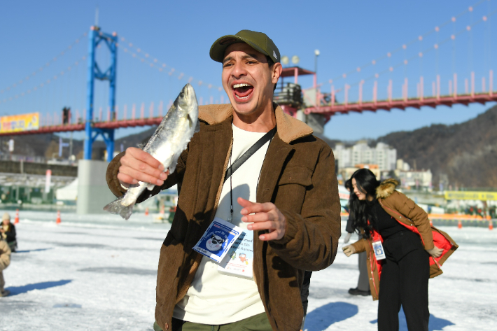  화천군 산천어 축제가 오는 11일부터  2월2일까지 화천천과 화천읍 전역에서 열린다. 화천군 제공