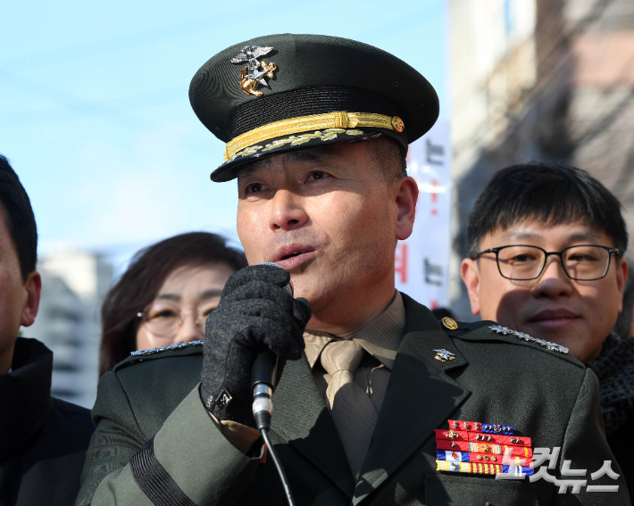 해병대 채 상병 순직 사건과 관련해 항명 및 상관명예훼손 혐의로 기소된 박정훈 전 해병대 수사단장(대령)이 9일 오전 서울 용산구 중앙지역군사법원에서 열린 1심 선고공판에서 무죄를 선고 받은 후 입장을 밝히고 있다. 황진환 기자