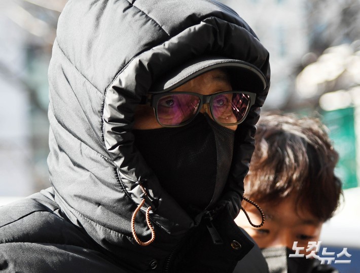 얼굴 꽁꽁 숨긴 