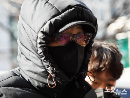 얼굴 꽁꽁 숨긴 